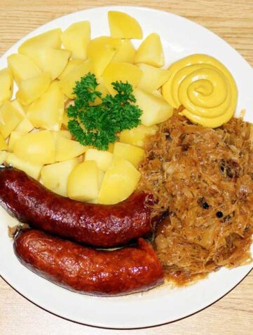 Bigos z kiełbasą i ziemniakami