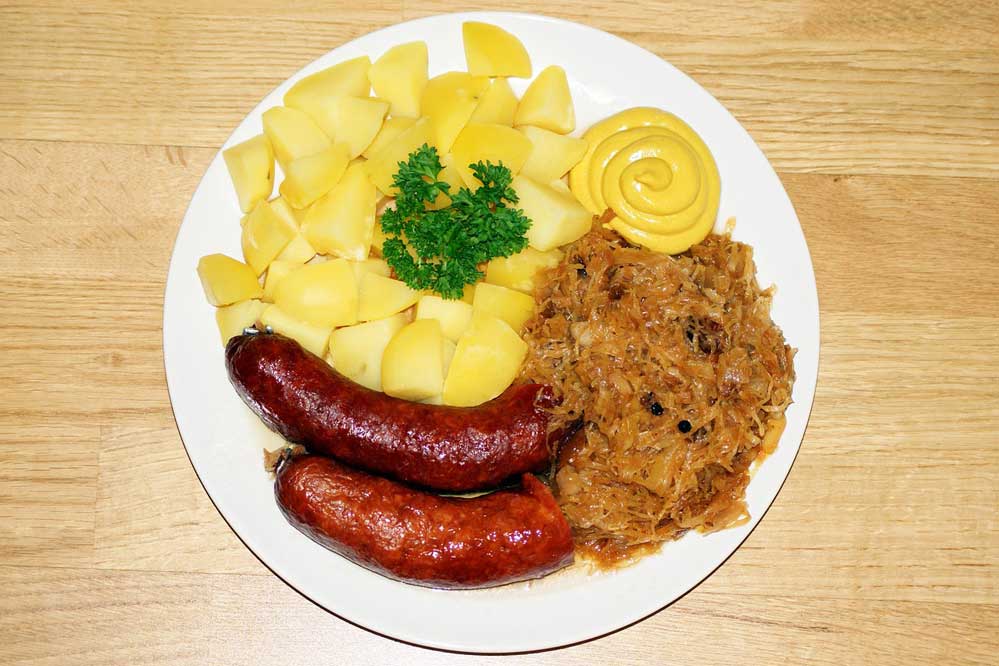 Bigos z kiełbasą i ziemniakami