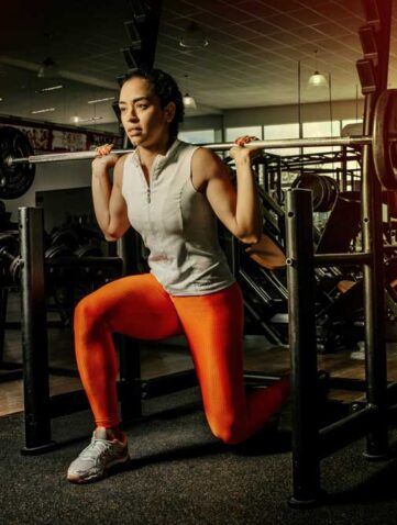 Kobieta podnosząca ciężary