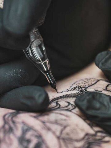 Tatuażysta wykonuje tatuaż