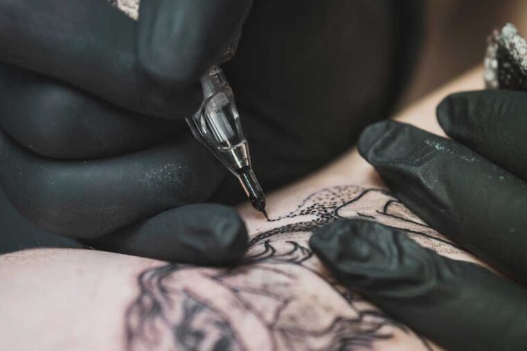 Tatuażysta wykonuje tatuaż