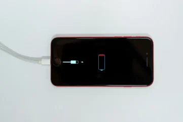 Mity na temat ładowania baterii w telefonie.