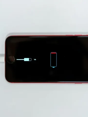 Mity na temat ładowania baterii w telefonie.