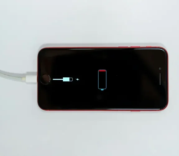 Mity na temat ładowania baterii w telefonie.