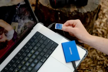 Dysk zewnętrzny podpięty do laptopa