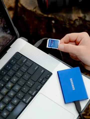 Dysk zewnętrzny podpięty do laptopa