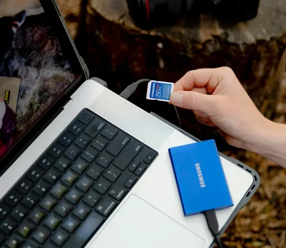 Dysk zewnętrzny podpięty do laptopa