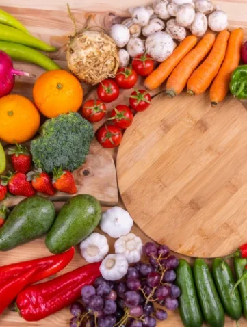 Stół ze zdrowymi warzywami i owocami. Produkty, które uchodzą za naturalne antybiotyki w kuchni