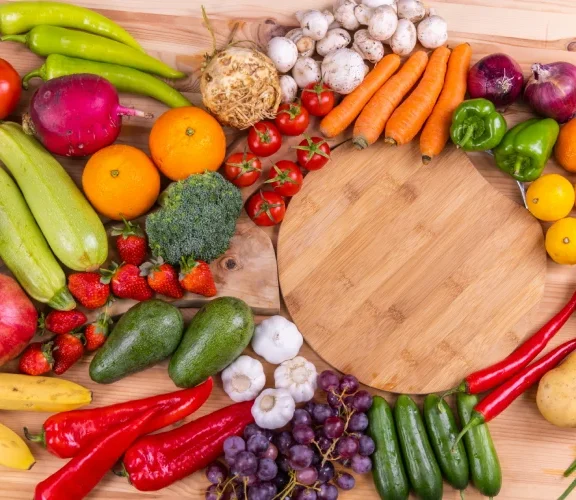 Stół ze zdrowymi warzywami i owocami. Produkty, które uchodzą za naturalne antybiotyki w kuchni